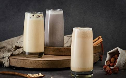 每個(gè)校門口都會(huì)有一間便宜好喝的奶茶店