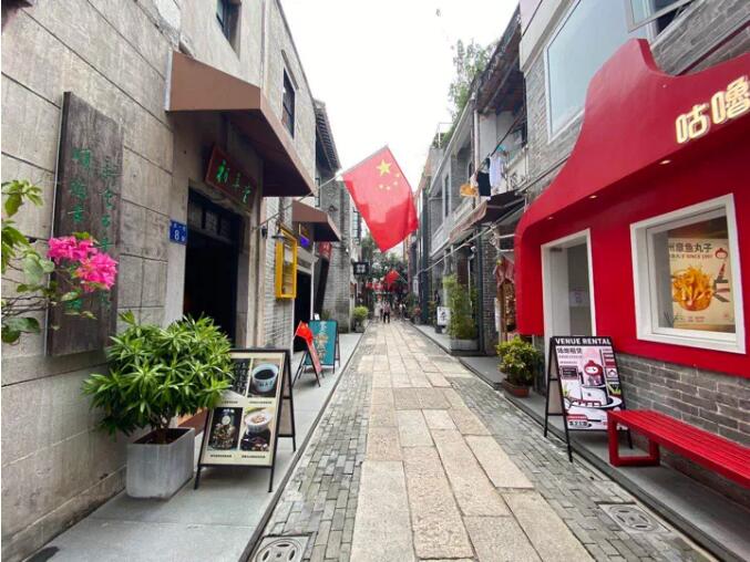 又上新聞聯(lián)播啦!喜迎國慶,荔灣街頭點(diǎn)亮中國紅